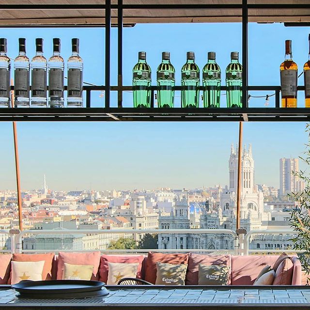 La terraza del Hotel Casa Suecia de Madrid es una apuesta segura para pasar una buena tarde-noche de terraceo. Está abierta todos los días de verano hasta la una de la madrugada.