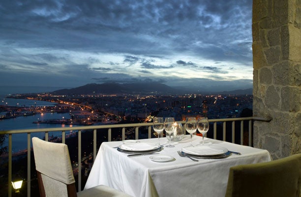 La terraza del Parador de Gribralfaro en Málaga es espectacular. Ofrece una preciosa panorámica de toda la costa de la ciudad.