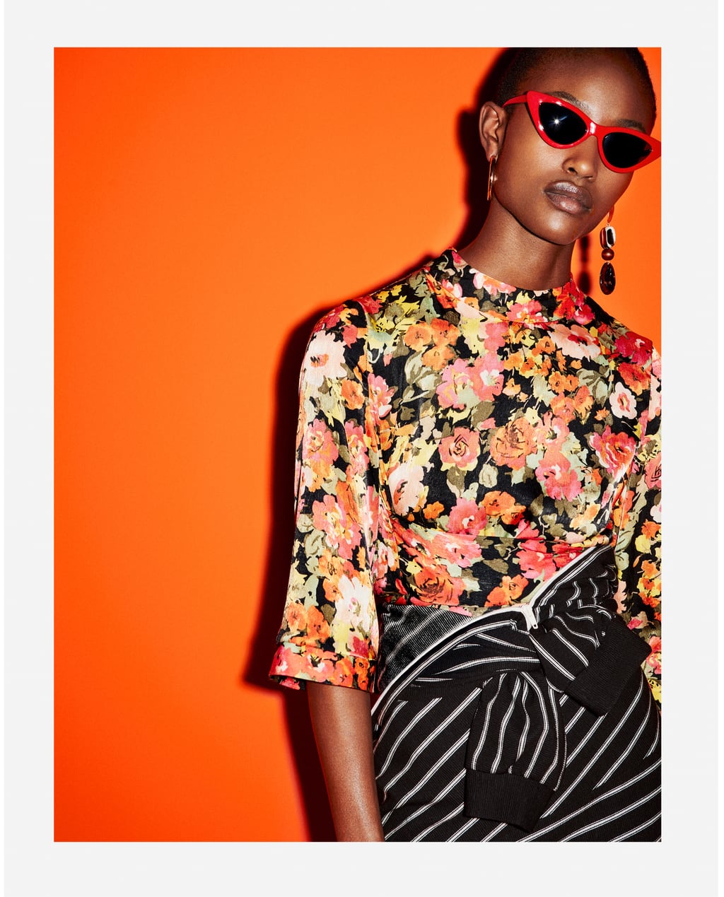 Gafas rojas de silueta 'cat eye' de Zara (15.99 euros).