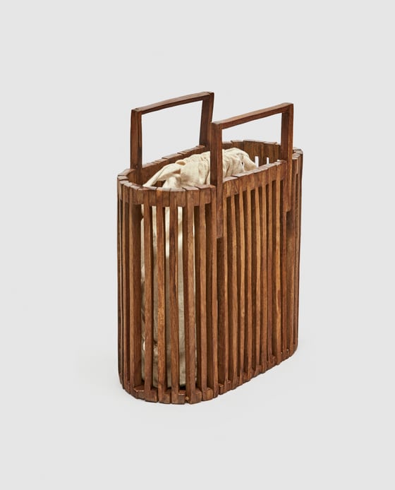 Cesta de madera con bolsa de tela de Zara. Precio: 25,95 euros.