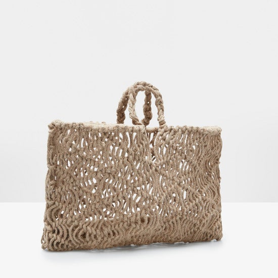 Cesta de rafia natural trenzada de Purificación García. Precio: 98 euros.