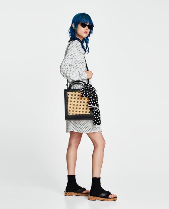 Cesta tipo minishopper de mimbre de Zara. Precio: 29,95 euros.