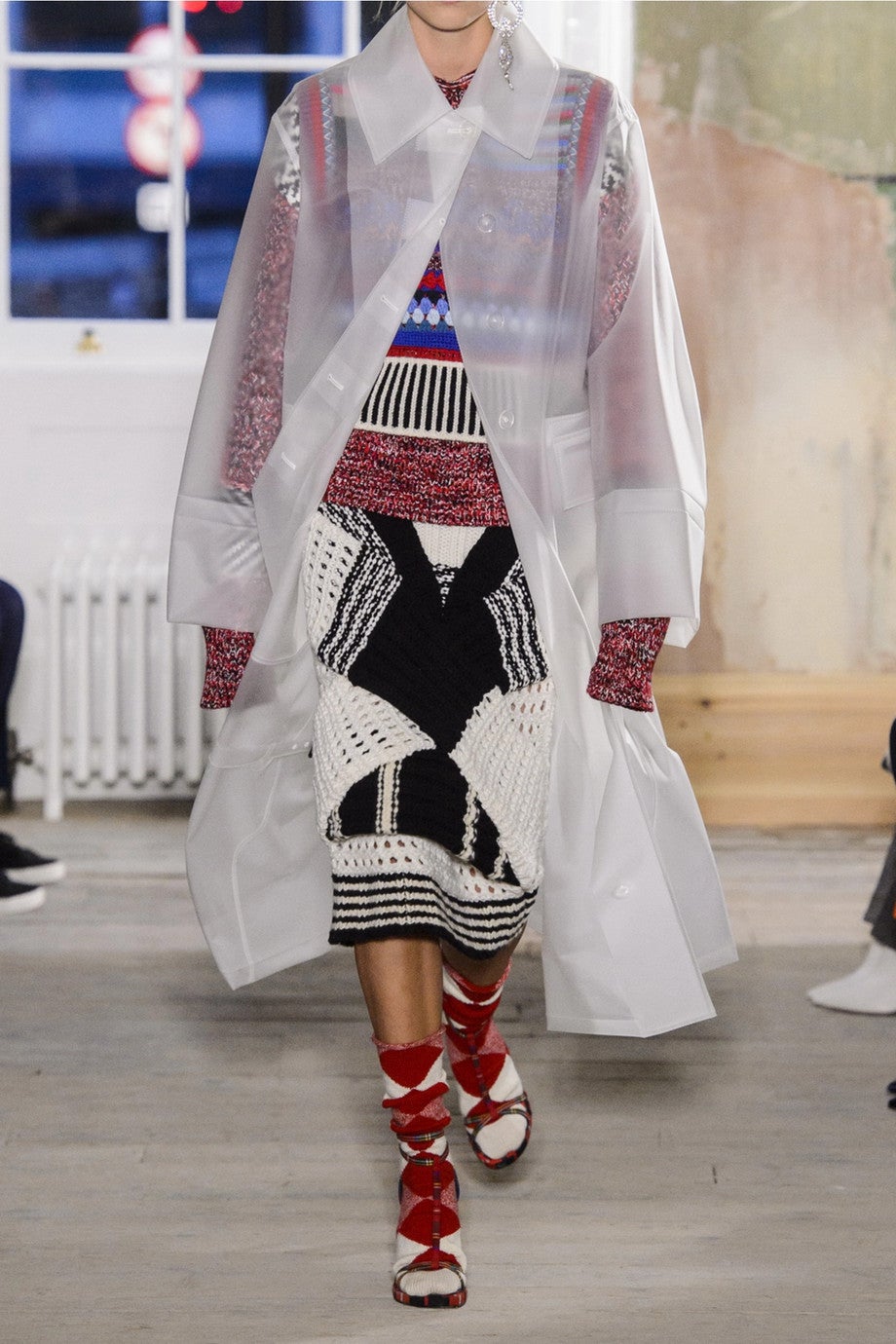 Burberry reinventa su clásico trench en forma de chubasquero translúcido, una opción perfecto para un paseo por un Londres lluvioso.