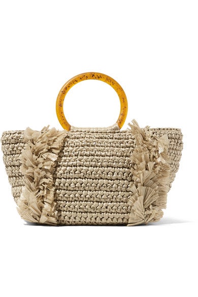 Cesta de rafia con flecos y asa de parafina de Carolina Santo Domingo. Precio: 469 euros.