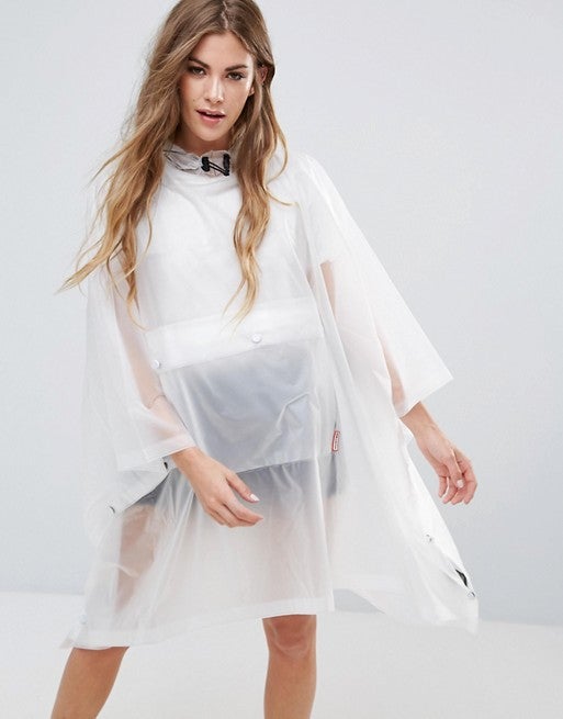 La firma Hunter apuesta por un cómodo poncho blanco semitransparente e impermeable (135.99 euros).