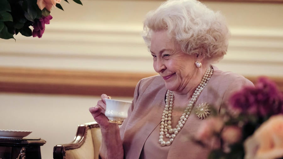 La actriz Maggie Sullivun como la Reina Isabel II.