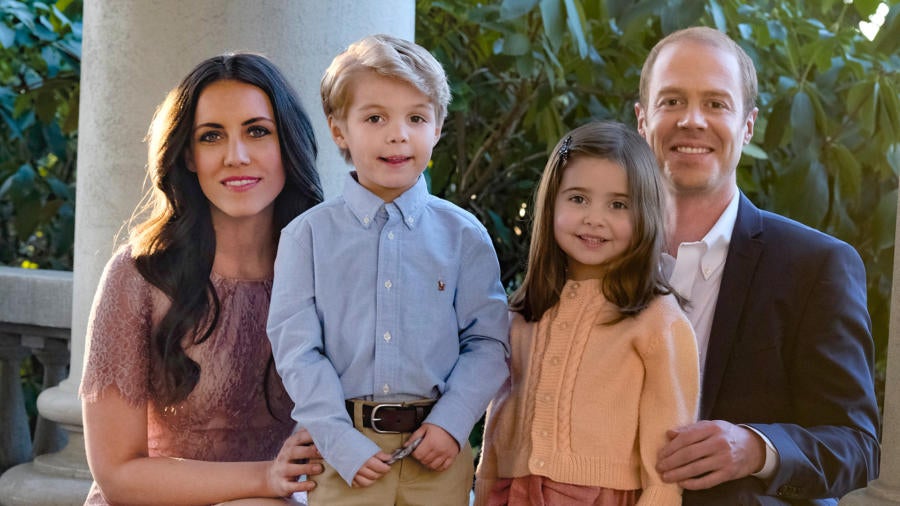 Los actores Laura Mitchell, Burgess Abernethy, Preston Karwat, y Briella Weintraub como Kate Middleton, Príncipe William, Príncipe George, and Princesa Charlotte.