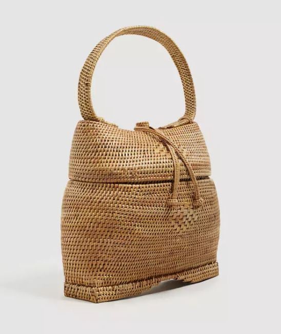 Cesta de bambú con cierre tipo tapa de Mango. Precio: 79,99 euros.