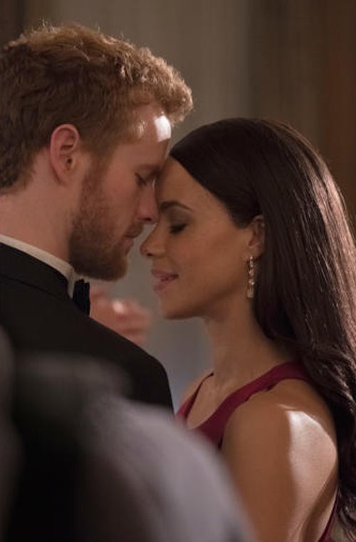 Los actores Parisa Fitz-Henley y Murray Fraser interpretando a Meghan Markle y el Príncipe Harry en 'Harry & Meghan: A Royal Romance'.