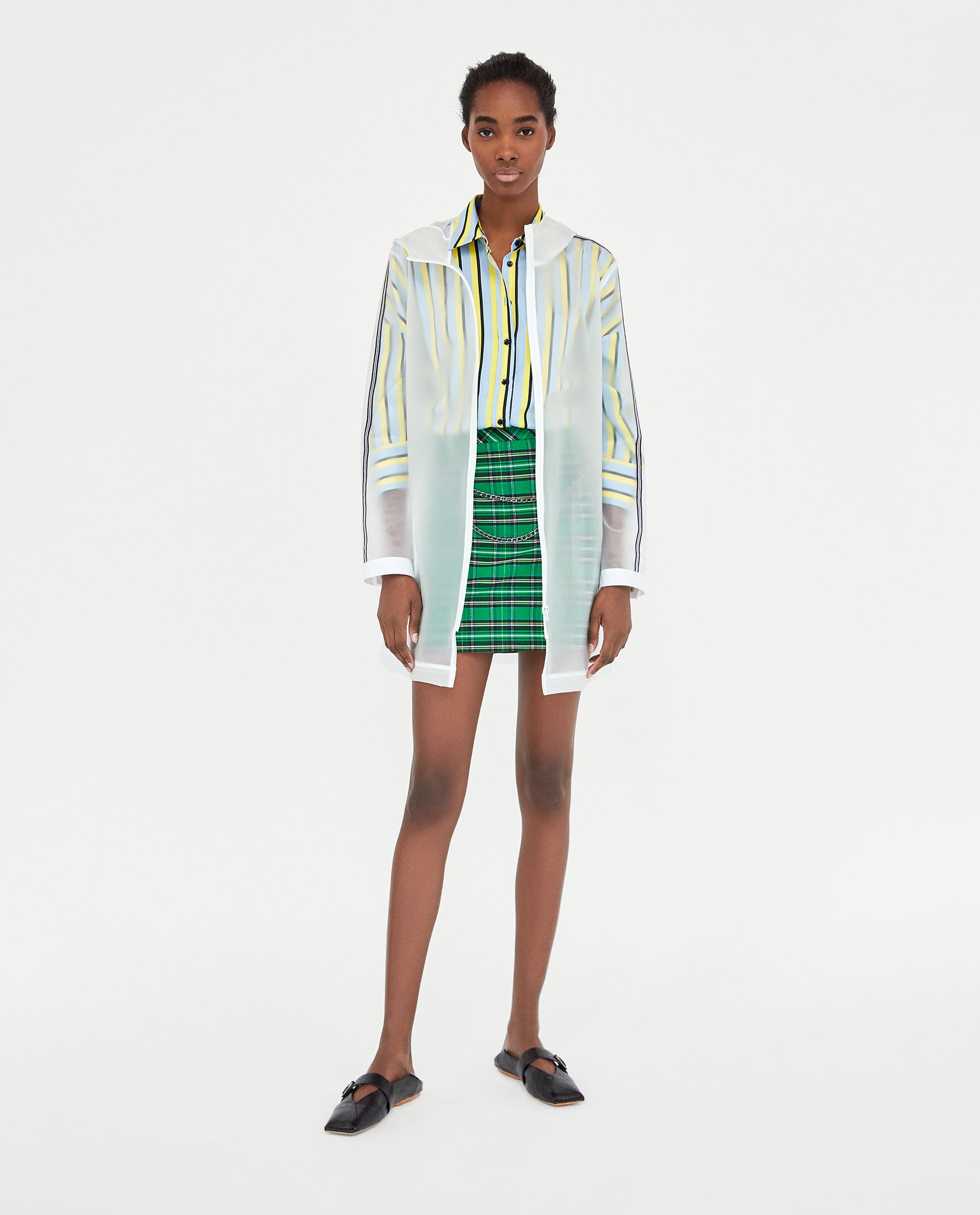 Sencillo y perfecto, este chubasquero blanco transparente de Zara cuesta 29.95 euros.