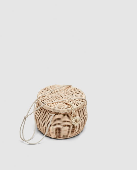Cesta de bambú de Zara. Precio: 22,95 euros.
