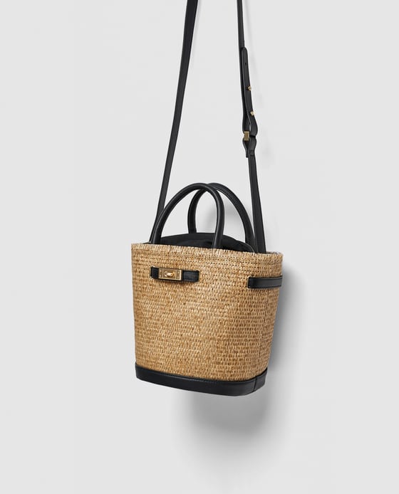 Cesta tipo shopper de mimbre con detalles en negro de Zara: 29,95 euros.