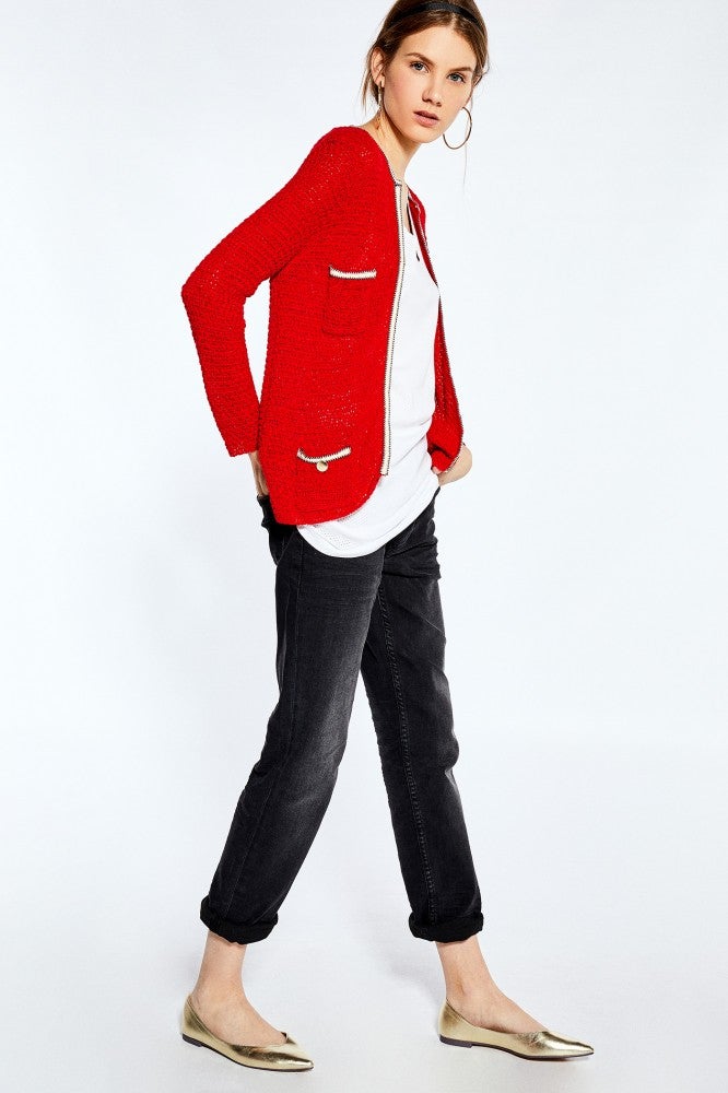 El rojo favorece a todas y esta chaqueta nos sacará de muchos apuros en entretiempo. Es de Sfera y cuesta 18,15 euros y antes, 25,99 euros.