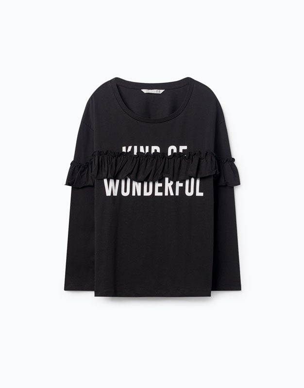 Lo mismo ocurre con una sudadera negra, esta con mensaje es de Lefties y cuesta 3 euros; antes 10 euros.