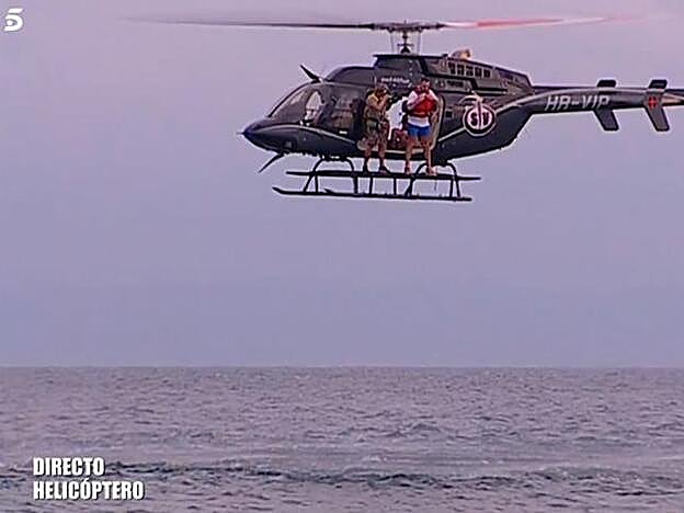 Alberto Isla, con las piernas abiertas, antes de lanzarse al agua.