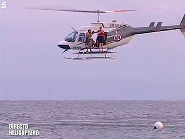 Francisco listo para saltar desde el helicóptero.