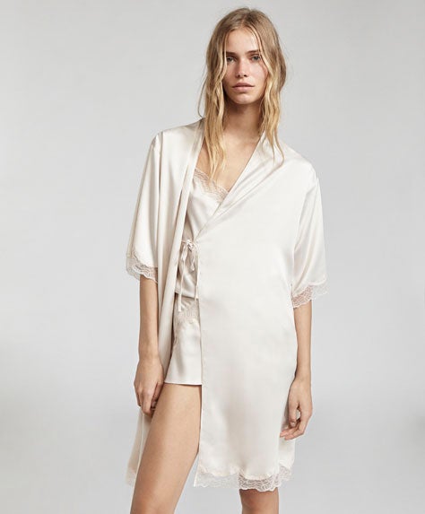 Si cuidamos lo que llevamos en la calle, ¿por qué no hacerlo con la ropa que llevamos en casa? Esta bata de satén es de Oysho y está rebajada de 35,99 euros a 25,19 euros.