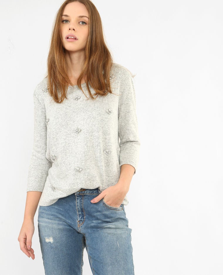 Jersey gris con abalorios de Pimkie. Cuesta 13,99 euros y antes, 19,99 euros.