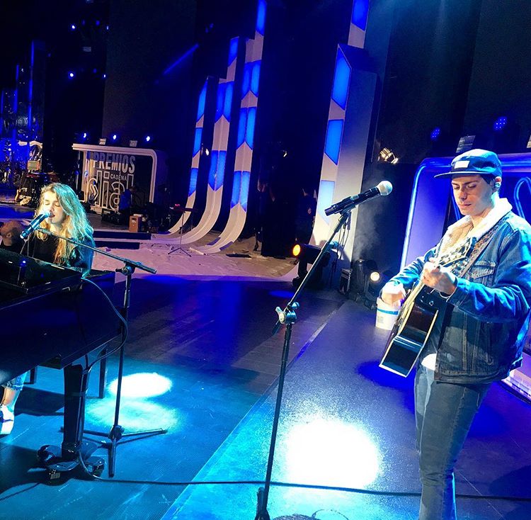 Amaia y Alfred ensayan uno de los temas que tocaron en los XXII Premios Cadena Dial, que se han celebrado en el Recinto Ferial de Santa Cruz de Tenerife.