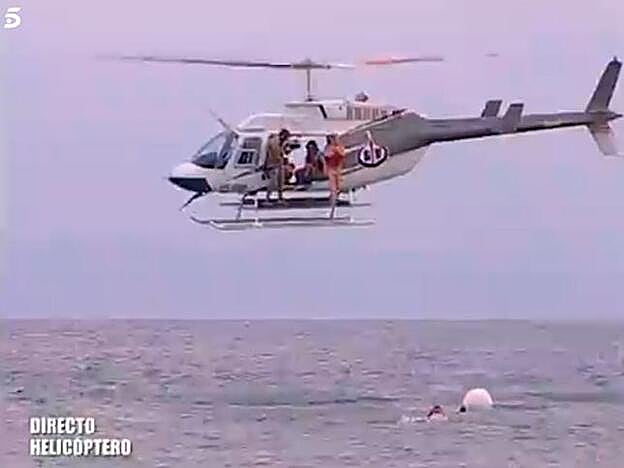 Romina Malaspina en el aire saltando desde el helicóptero.