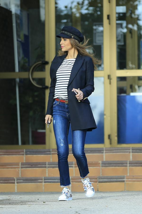 Paula Echevarría está radiante ( además de enamorada, como ha confirmado a nuestras compañeras de la Revista Corazón ), y nos encanta este look de 'street style' de inspiración navy.