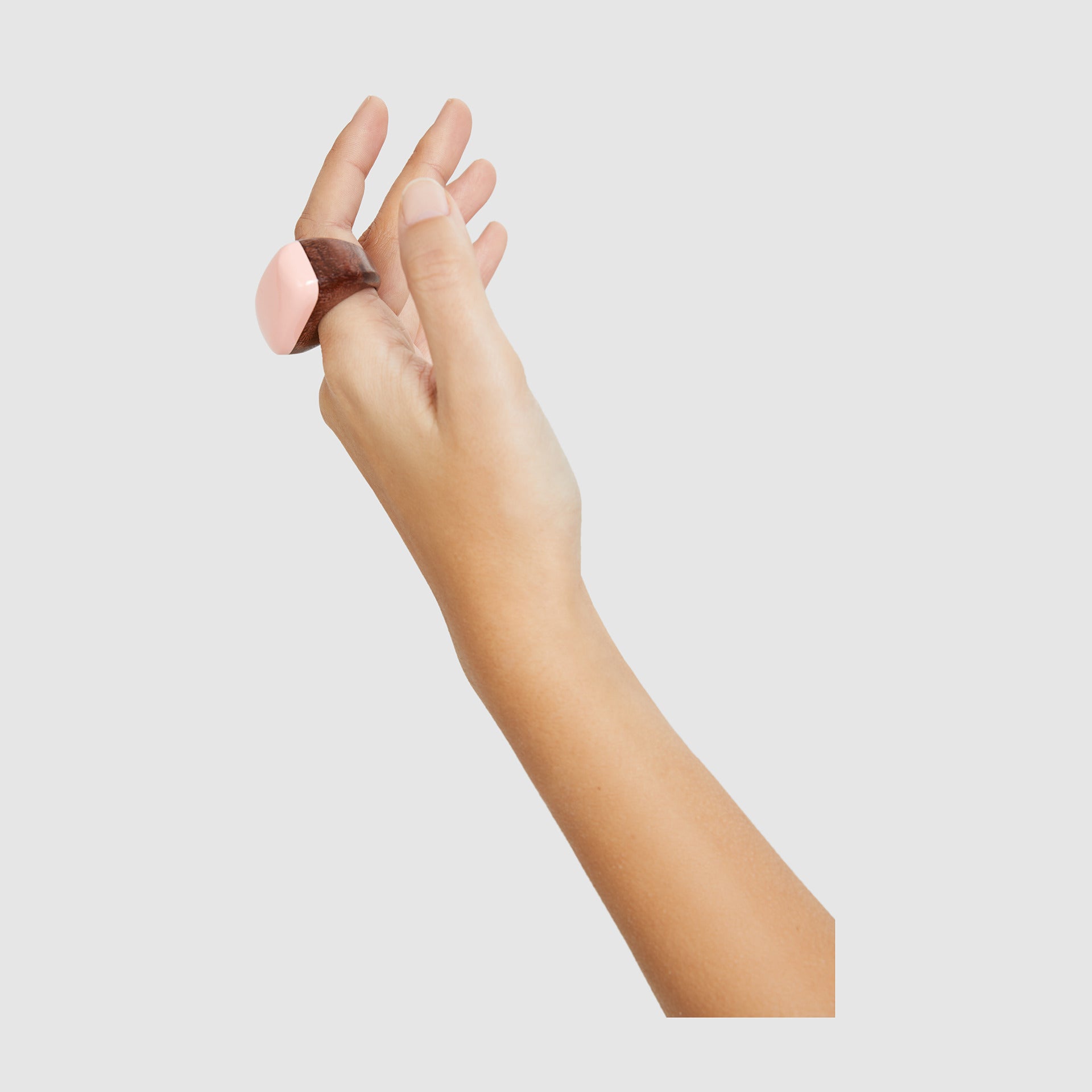 Anillo maxi de madera rosa de timba y Lola: 28 euros.