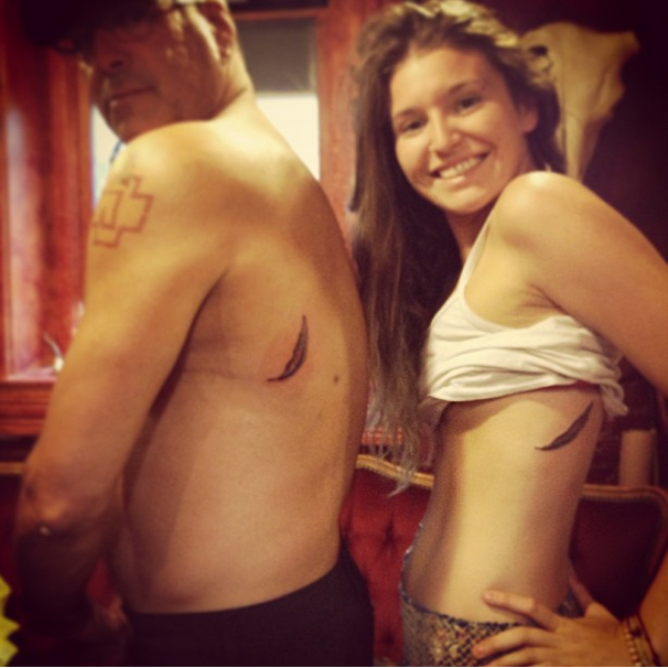 Cada relación entre padres e hijas es diferente. Ellos decidieron tatuarse una pluma. ¿Quizá porque les gusta escribir?