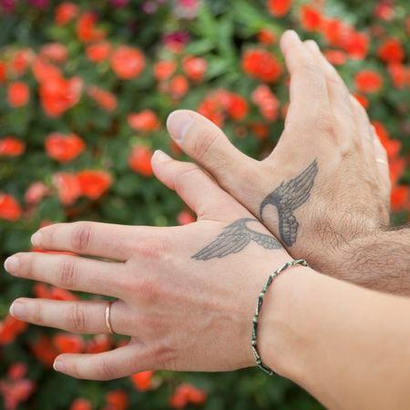 ¡Qé originales nos parecen esos tatuajes partidos...! Aquí podemos ver unas alas en las manos de un padre y su hija.