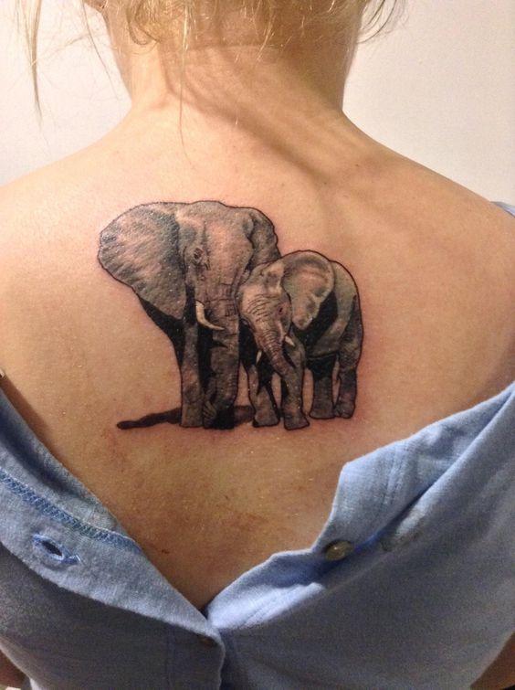 Los elefantes son animales muy protectores y esta chica decidió tatuarse a dos de estos animales.