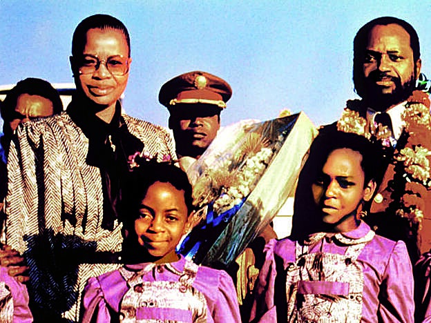 Graça Machel junto con Samora Mache, su primer marido y artífice de la independencia de Mozanbique, en 1986, pocas semanas antes de su muerte.