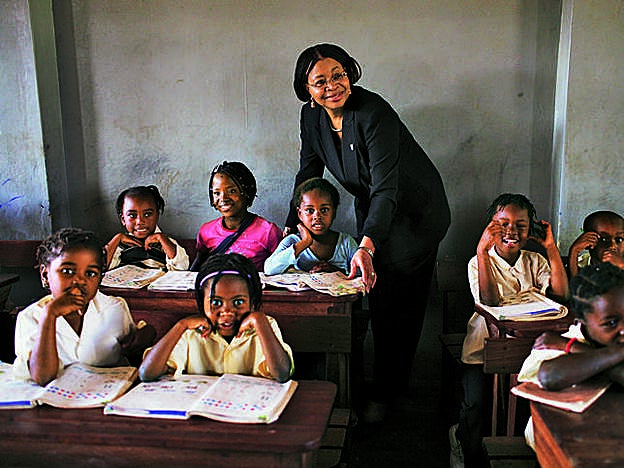 Graça Machel junto a un grupo de estudiantes en Maputo, capital de Mozanbique, en junio de 2006, cuando estaba al frente de una ONG dedicada al desarrollo de las comunidades.