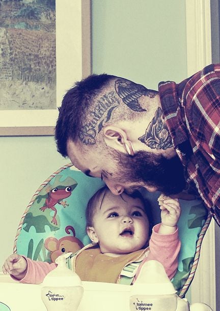 Esta foto es de nuestras favoritas. Quiere dar de comer a su papá y él hace como que come. ¡Qué tierna!