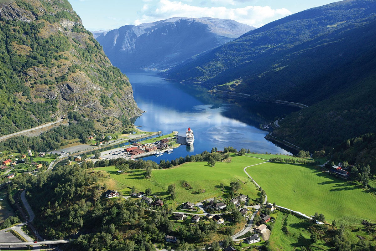 La localidad de Flåm, desde donde puedes coger el Express Boat a Bergen y disfrutar de los fiordos del Parque Nacional Jotunheimen y Jostedalen.