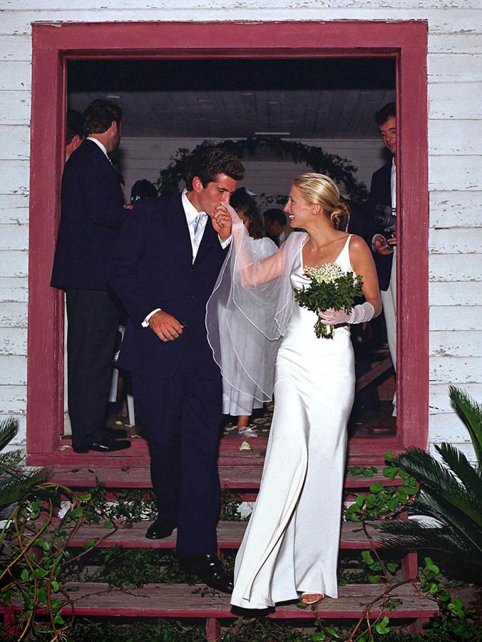 on Carolyn Bessette empezó todo: el 21 de septiembre de 1996 le dio el 'sí, quiero' a John John Kennedy con un rompedor vestido lencero en seda blanca de Narciso Rodríguez para Cerruti.