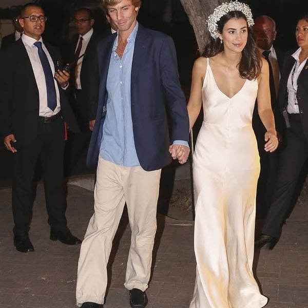 La boda de Alessandra de Osma y Christian de Hannover ha sido, sin duda, el acontecimiento social de la temporada. La novia, que para la ceremonia religiosa apostó por un diseño clásico de Jorge Vázquez, nos dejó a todas con la boca abierta cuando apareció con un segundo look nupcial con un imponente vestido lencero de seda en colo crudo y una romántica corona de flores blanca.