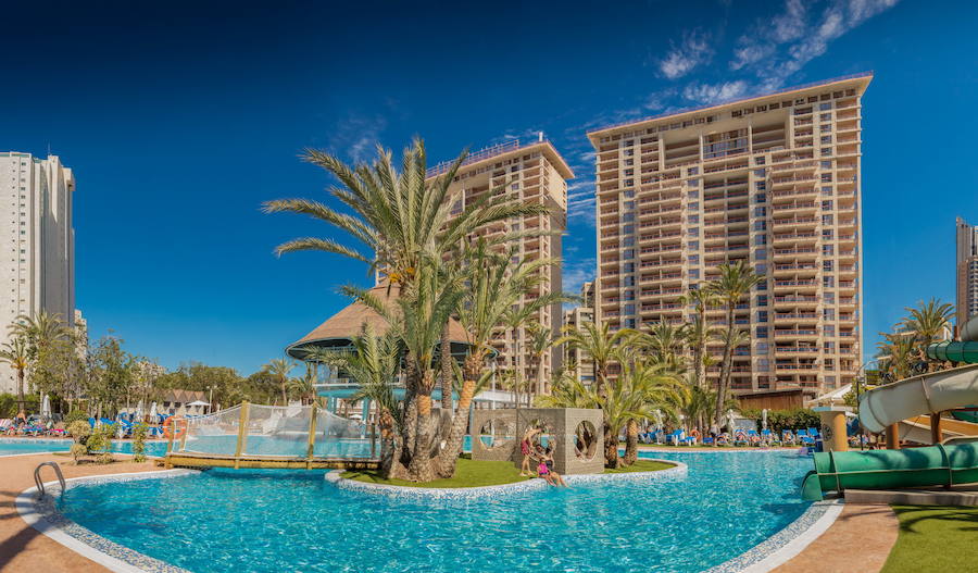 Con el formato de aparthotel, dispone de parque acuático 'Pirates Adventure', con toboganes, waterplay, splash infantil y un barco pirata con más de 10 metros de eslora, protagonista de la zona temática, 'Pirates Land'. También cuenta con área de videojuegos de 300 metros cuadrados (zona “game experience”, con juegos de última generación). Inspirado en el Caribe, tiene clubes infantiles, proyección en pantalla gigante de cine de verano dos noches por semana, lago-piscina de 1.000 metros cuadrados, jacuzzis y solarium solo para adultos, aventura de piratas. Además, está ubicado a 600 metros de la playa. Más información en:  http://www.magictropicalsplash.com .