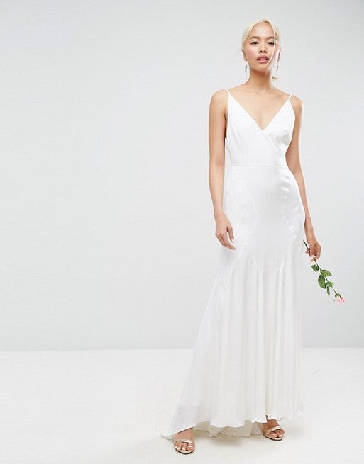 En la colección Wedding de Asos encontramos este vestido lencero blanco al que le decimos 'sí, quiro', mil veces. Cuesta 116 euros.