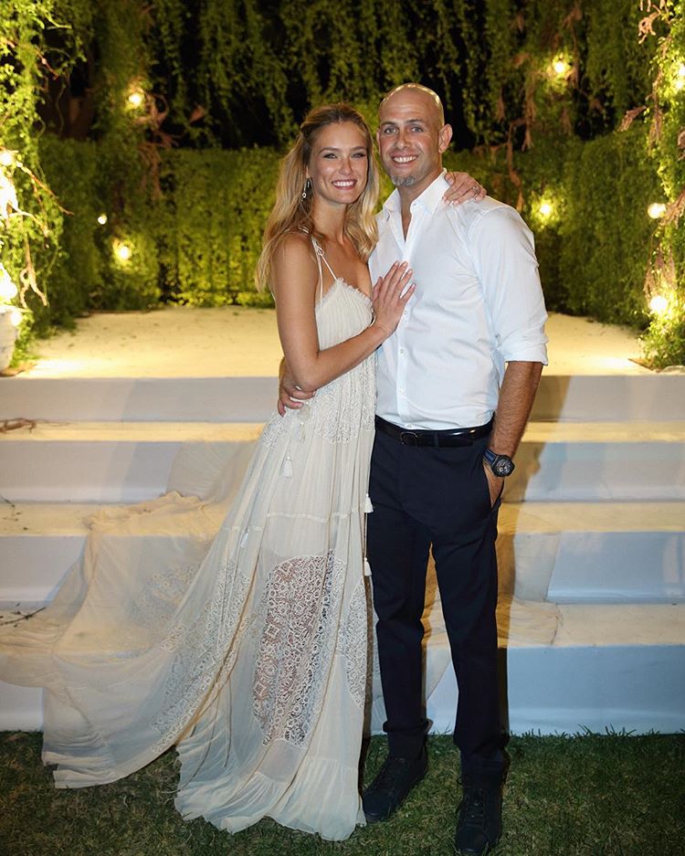 Bar Refaeli también cayó rendida a los encantos del 'slip dress' en el día de su boda. La modelo apostó por un vestido lencero vaporoso con detalles de encaje y escote rizado en uve.