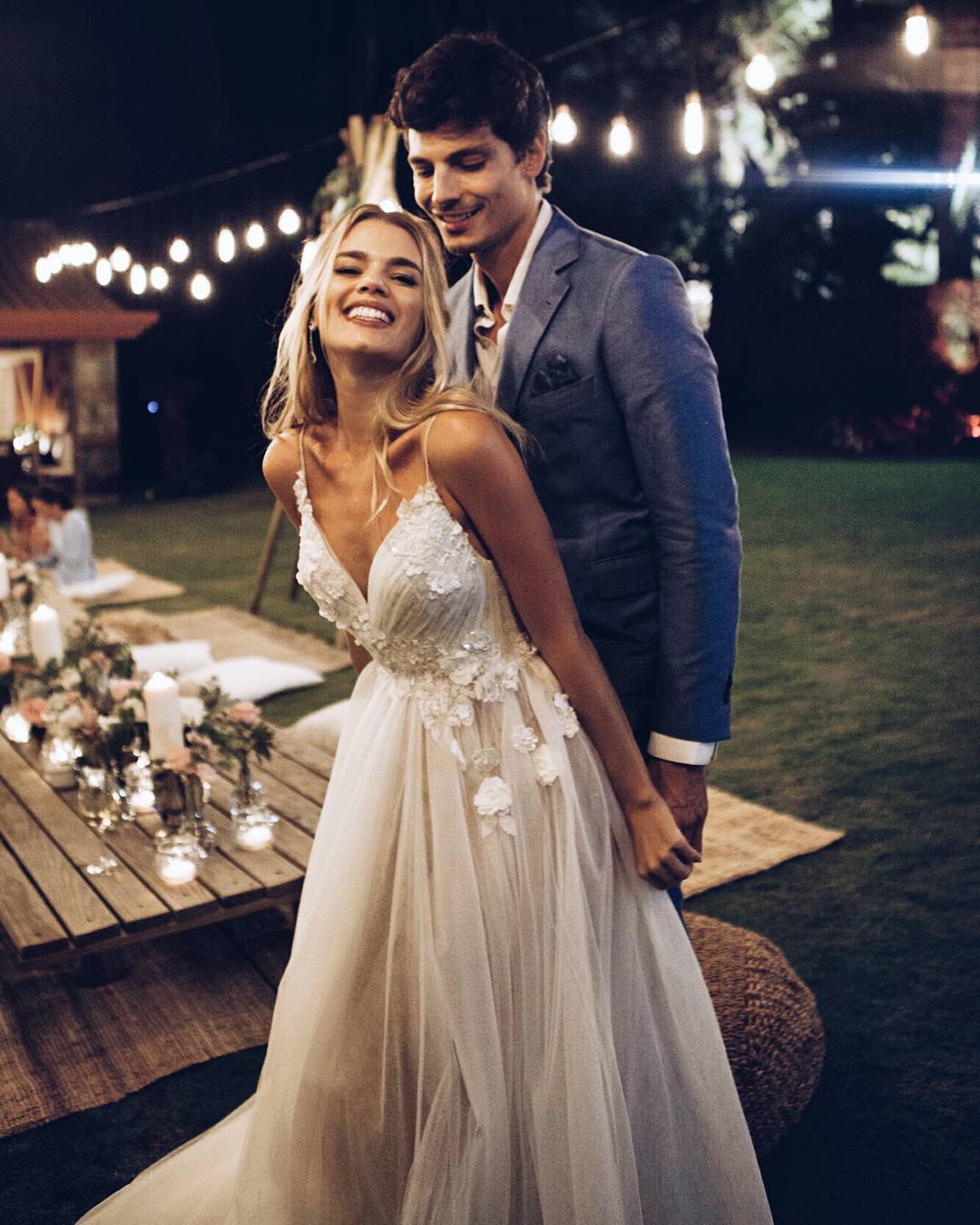 Mirian Pérez lució tres diseños diferentes durante el día de su boda. Y, sin duda, nuestro favorito, fue este 'slip dress' de capas de tul con flores bordadas en relieve.