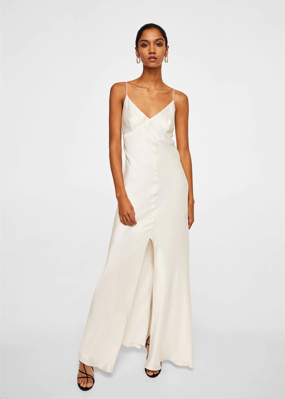 Si quieres copiar el look de novia lencero de Alessandra de Osma, en Mango tienes un vestido prácticamente igual por 199 euros. ¿Puede ser más maravilloso?