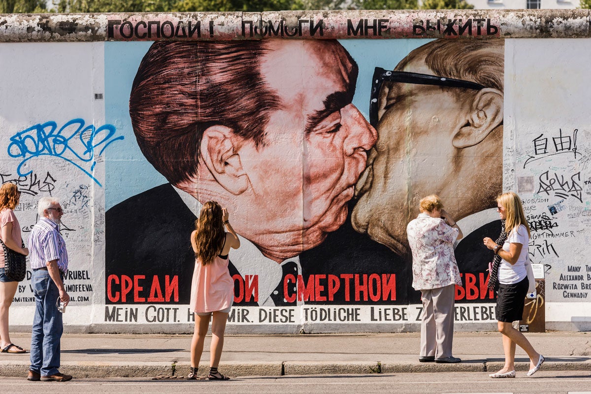 Berlín es muy buena opción para encontrar ofertas como esta de  Viajerospiratas.es . Desde 144 euros por persona, la oferta incluye vuelo de ida y vuelta y alojamiento en un hostal. Una escapada low cost que no notará tu bolsillo.