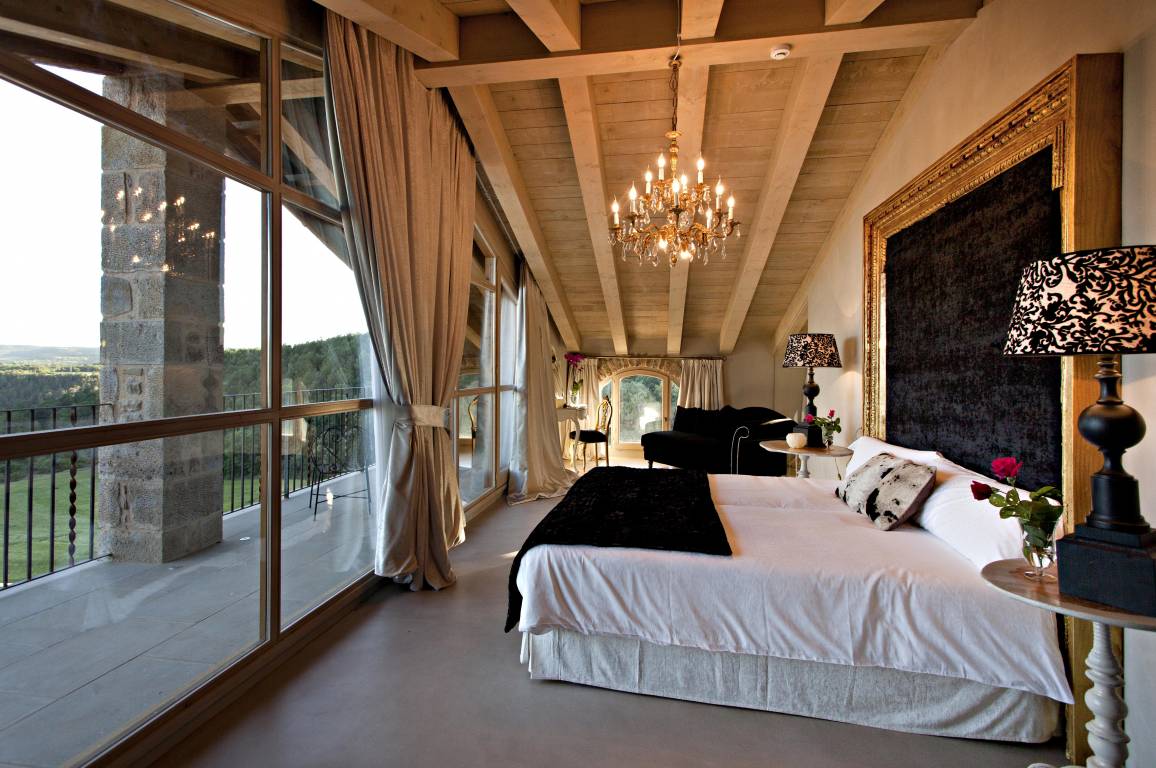 Descubre lo maravilloso que puede ser Lleida de la mano de esta antigua masía catalana del siglo XI. Alójate esta Semana Santa en La Vella Farga de la mano de  Rusticae  desde 200 euros dos noches. Y lo mejor: si reservas dos noches te invitan a una fantástica cena de autor.