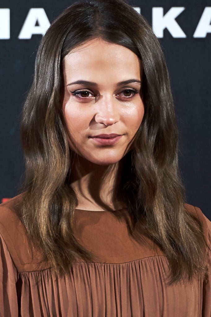 Las ondas siguen siendo tendencia. Esta temporada se llevan suaves, como las de Alicia Vikander y con raya en el medio. Un peinado que podrás hacerte tú misma con las planchas, el rizador o haciéndote unas trenzas la noche anterior.