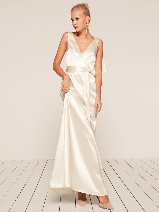 De nuevo caemos rendidas a la inspiración de Reformation con este 'slip dress' de satén blanco roto.