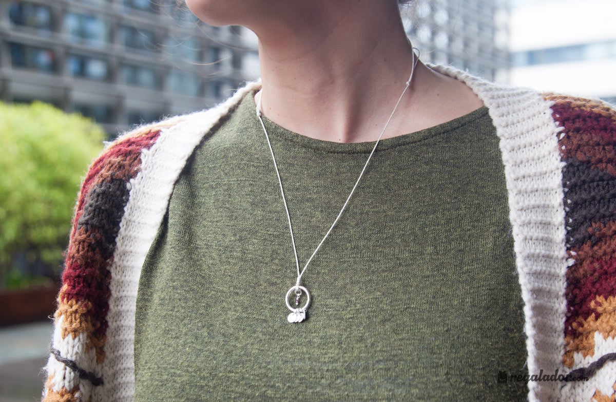 Un colgante muy especial que lleva las 4 letras de mamá. Sencillo y personal. Puedes elegirlo plateado o dorado. 29€