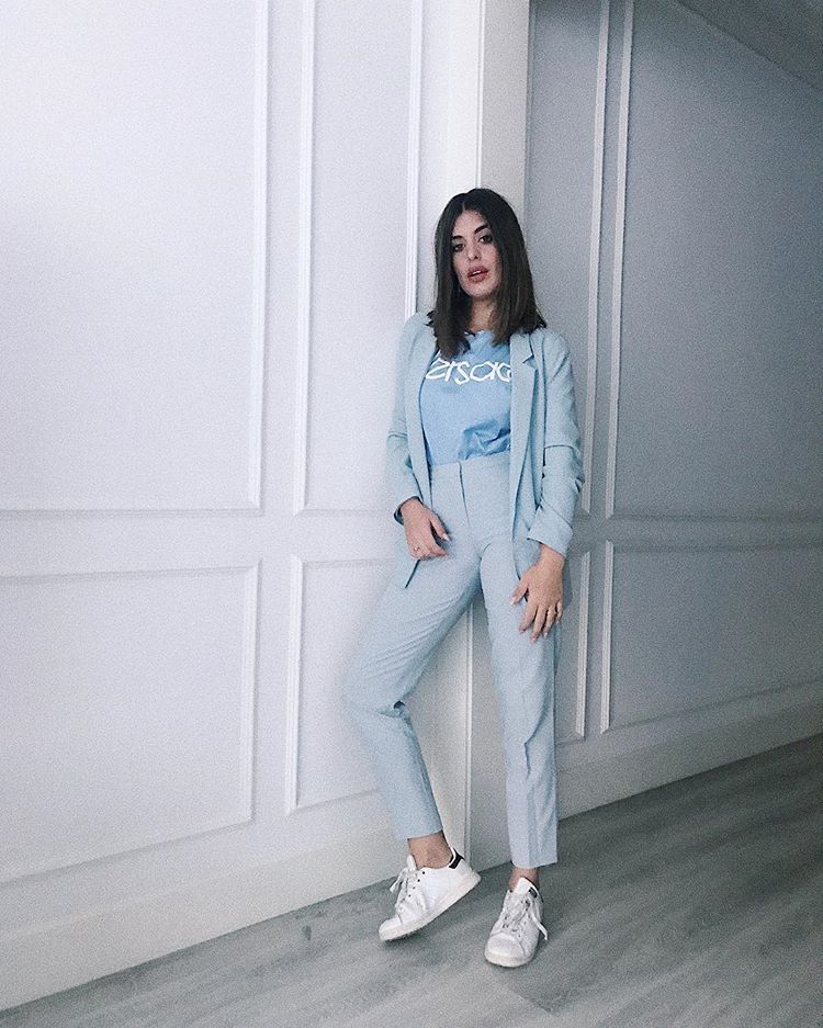 Tanto el azul como el rosa bebé tendrán mucho protagonismo en los looks de primavera y verano. Dulceida se ha adelantado al entretiempo con este traje de Asos, camiseta de Versace y deportivas blancas