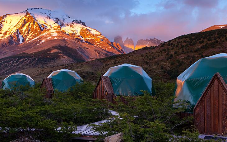 Algo más lejos sin ser imposible de alcanzar encontramos el hotel EcoCamp, en la Patagonia. Está formado por numerosas habitaciones en forma de cúpula con unas vistas privilegiadas. Los viajeros eco-friendly deben saber que se trata de un alojamiento sostenible comprometido con el medio que le rodea. ¡Bravo!