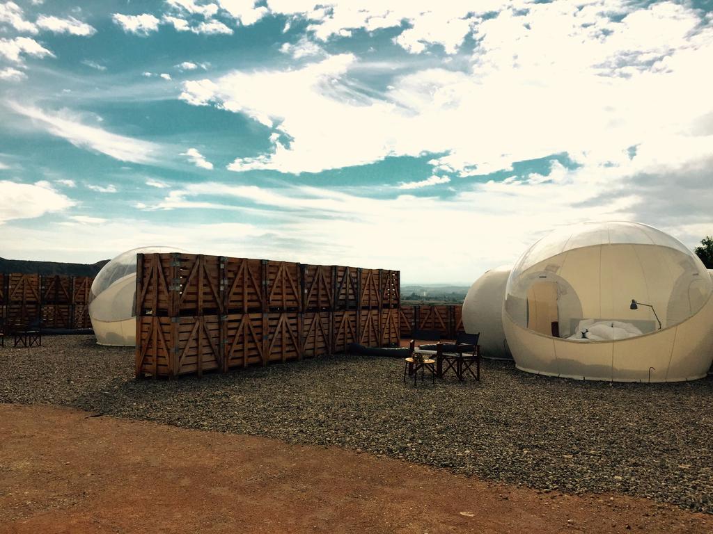 No hace falta ir muy lejos para hacer una escapada de lo más original. El Hotel Aire de Bárcena, stiuado en el corazón de Navarra y junto a la reserva natural de las Bardenas Reales, ofrece habitaciones en forma de burbuja. Cuando anochezca podrás observar las estrellas como nunca antes lo habías hecho.