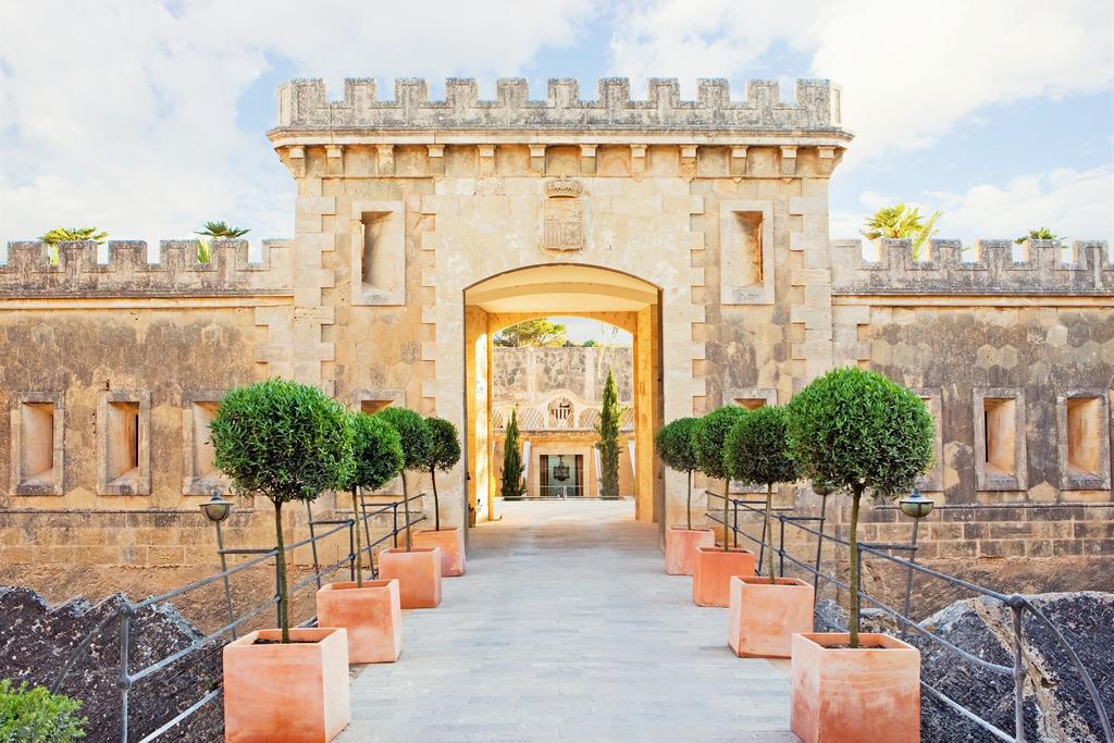 Si vas a viajar a las Islas Baleares y en concreto a Mallorca, aprovecha para alojarte en el hotel Cap Roat, en el cabo Enrrocat. ¿Sabías que es una antigua fortaleza militar en la que ahora puedes alojarte? Yo no me lo pensaba...