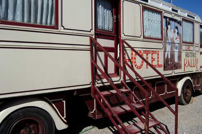 De nuevo una experiencia que no podía faltar: vivir durante un par de días como un artista del circo gracias al hotel Raluy. Te alojarías en una caravana vintage y viajarías junto a ellos, amén de su vida nómada y de sus recorridos por las geografía española. Eso sí, no esperes lujos.